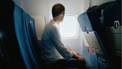 Mann sitzt im Flugzeug zufällig neben seinem Doppelgänger: Das Undenkbare passiert