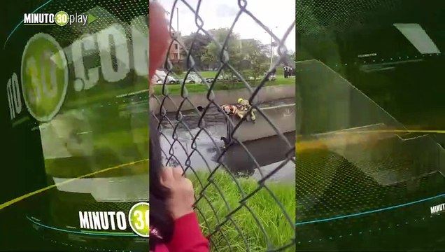 Bomberos rescataron a un perro en un canal de aguas negras en Bogotá