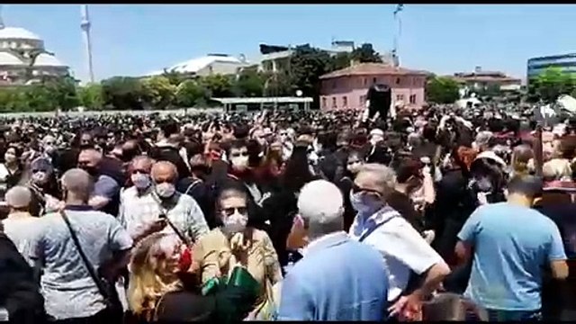 Avukatlar çoklu baro düzenlemesine karşı toplandı: Çağlayan Adliyesi’nde toplandılar
