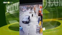 Aterrador video de fleteo en Bogotá ladrones golpearon a mujer que bajaba del carro