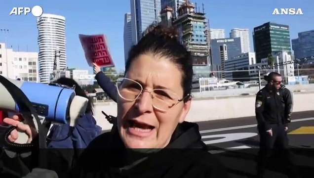 Tel Aviv, le famiglie degli ostaggi israeliani bloccano l'autostrada