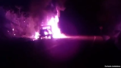 04-11-17 Camion con juguetes se incendio en via del municipio de Uramita
