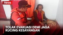 Jaga Kucing Kesayangannya, IRT Tolak Dievakuasi Meski Rumahnya Dikepung Banjir