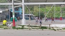 25-04-2021 En pleno toque de queda en Caldas, hombres y mujeres se relajan jugando fútbol