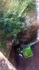 Un camión cayó al río en los valles cruceños, se reportan heridos