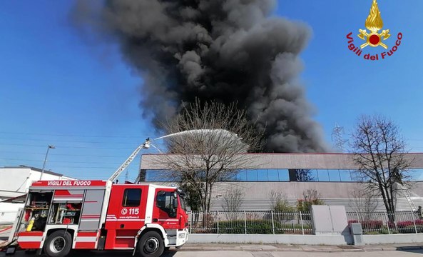 Incendio nel Padovano. in fiamme azienda che produce pneumatici (22.03.24)