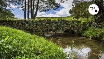 Esta preciosa ciudad cántabra, conocida como "la villa de las tres mentiras", es la única que aguarda dos paradores