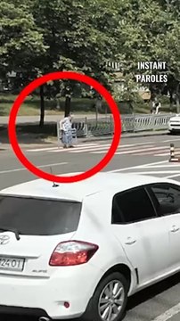 Cette femme âgée peine à traverser la route puis quelque chose de précieux se produit