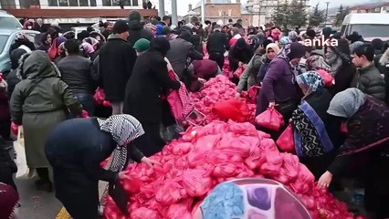 İşte AKP Türkiye'si! Yozgat'ta kar altında ücretsiz sebze izdihamı