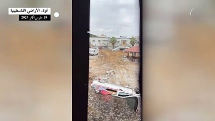 جرافة مدرعة إسرائيلية في مستشفى الشفاء في مدينة غزة