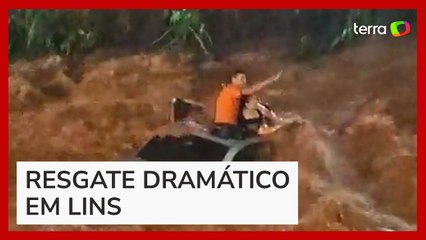 Em resgate dramático, pessoas são retiradas de carro que caiu em córrego no interior de SP