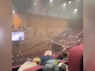Quando si sentono gli spari nel teatro scoppia il panico: il fuggi fuggi