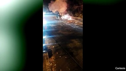 17-06-17-vehiculo-al-parecer-transporte-de-lujo-habria-sido-incendiado-criminales-bello