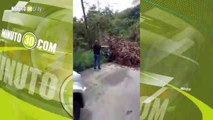 Varios vehículos fueron atrapados por derrumbe en Pereira