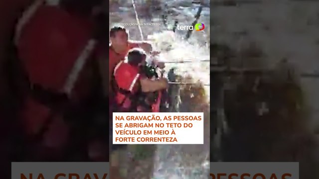 Em resgate dramático, pessoas são retiradas de carro que caiu em córrego no interior de SP #shorts