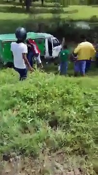 Accidente vehicular dejó camión de huevos volcado en Cartagena
