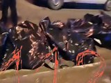 Cadaveri nei sacchi allineati sul marciapiede davanti al teatro
