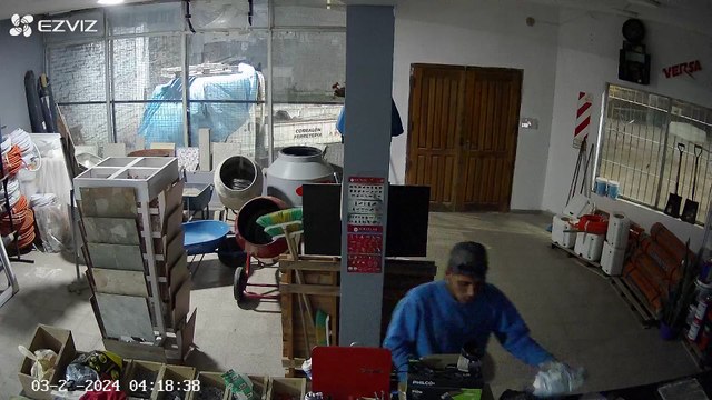 Robo en un Corralón quedó registrado por las cámaras de seguridad