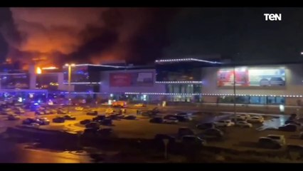 وصول سيارات الإسعاف لمركز كروكوس سيتي بعد إطلاق النيران بداخله