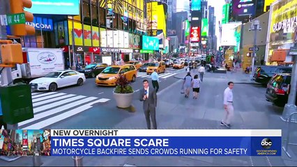 下载视频: Motorcycle scare sends hundreds fleeing in Times Square