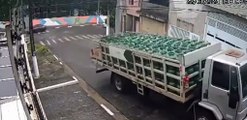 Câmera de segurança registra o momento em que botijões rolam na rua Torquato Joaquim Rodrigues pela rua Paris