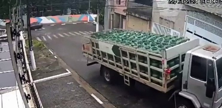 Câmera de segurança registra o momento em que botijões rolam na rua Torquato Joaquim Rodrigues pela rua Paris