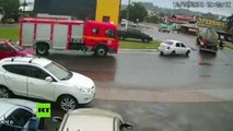 Auto se incendia al lado de un camión de bomberos en Brasil