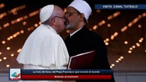 Foto del beso del Papa Francisco que recorre el mundo