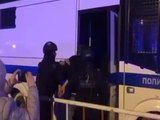 Le forze speciali russe fermano un uomo all’esterno del teatro luogo dell’attentato