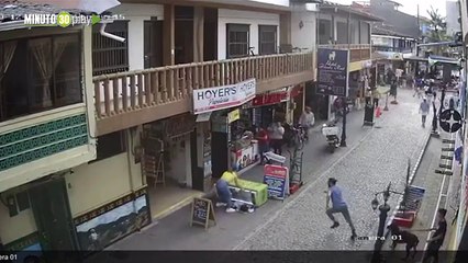 ¡Terrible! Una nevera cayó encima de una niña en Guatapé