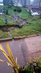 Deslizamiento de tierra tumbó torre de radio en Robledo Pajarito