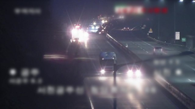 고속도로에서 화물차가 중앙분리대 충격...낙하물 피해도 / YTN