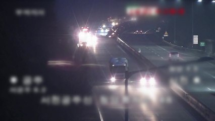 고속도로에서 화물차가 중앙분리대 충격...낙하물 피해도 / YTN