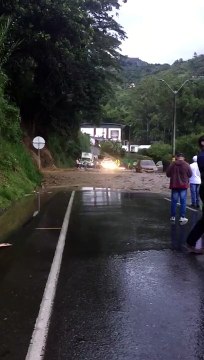 [VIDEO] Tome vías alternas Autopista Medellín - Bogotá presenta cierre total por desbordamiento de quebrada