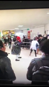Encapuchados fueron sacados