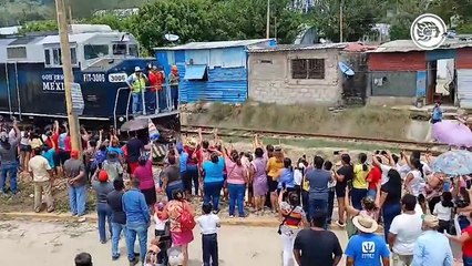 AMLO supervisa el Tren Interoceánico y recibe peticiones de la población a su paso por el sur de Veracruz