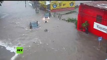 #VIDEO: Alcantarilla 'se traga' a una mujer durante una inundación en México