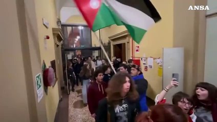 Descargar video: Collettivi protestano davanti al rettorato a Bologna