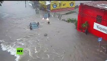 Alcantarilla 'se traga' a una mujer durante una inundación