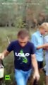 Cazadores salvan a un ciervo atrapado en un pantano de Bielorrusia
