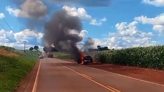 Vídeo mostra carro sendo consumido pelo fogo entre Goioerê e Rancho Alegre