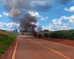 Vídeo mostra carro sendo consumido pelo fogo entre Goioerê e Rancho Alegre