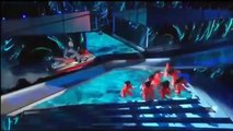 Bad Bunny se presentó en el escenario sentando desde una moto acuática