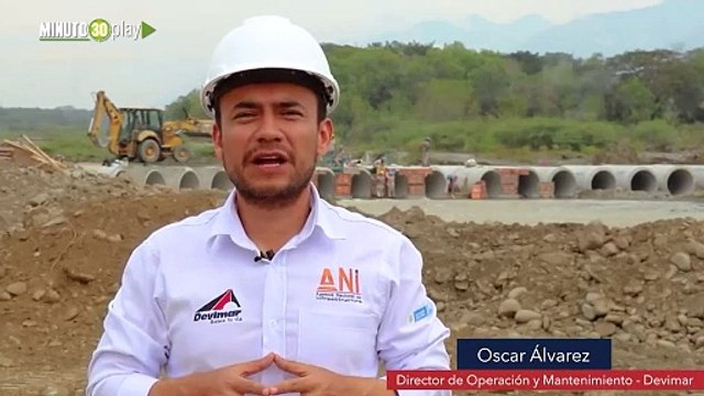 Vía a Santa Fe de Antioquia, trabajando las 24 horas paso provisional por el cauce del río Tonusco