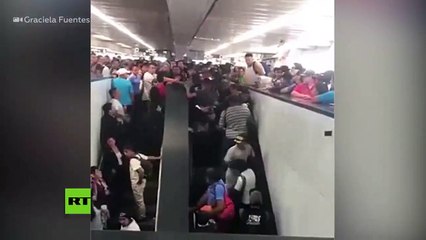 Descargar video: Pasajeros caen por las escaleras eléctricas de una estación saturada en el metro de CDMX