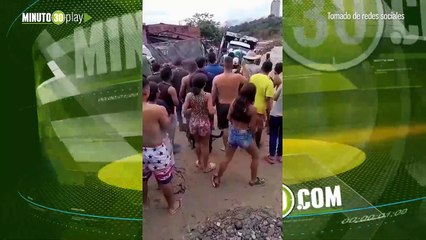 Volqueta cayó al río de Oro en Girón