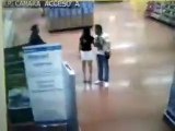 #VIRAL: Mujer se desnuda cuando policia la acusa de robo en un Walmart