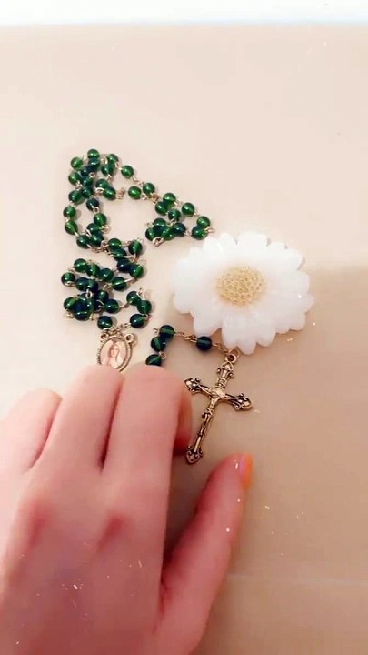 Chapelet en perles ronde de verre Vert a l'effigie de la Sainte Vierge Marie