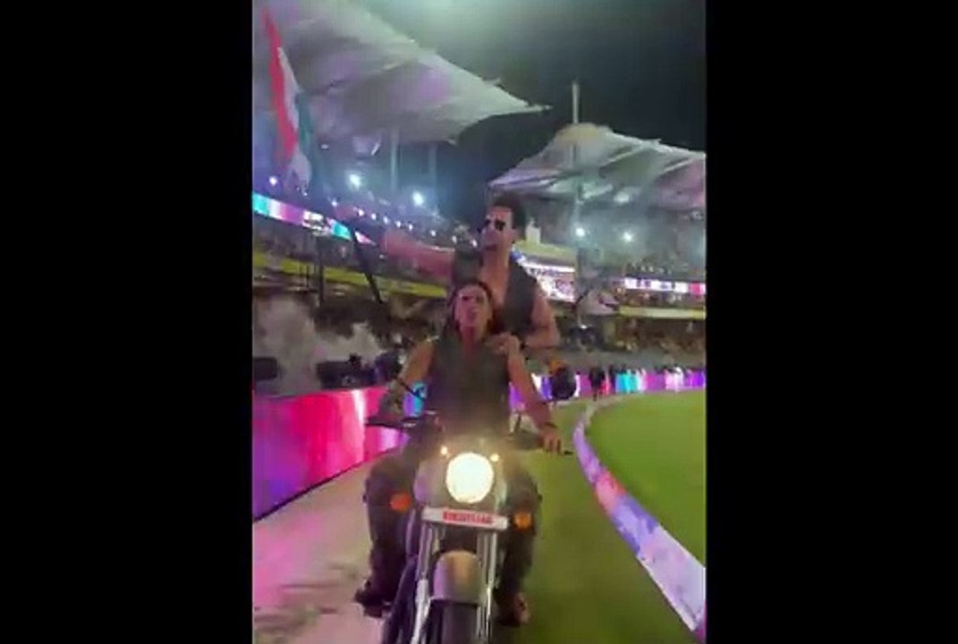 Video: चलती बुलेट पर खड़े होकर टाइगर श्रॉफ ने किया ये काम, 27 सेकंड का वीडियो वायरल