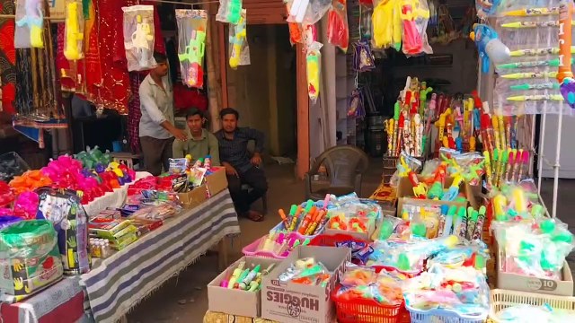 होली को लेकर रंग-गुलाल व पिचकारी से सजे बाजार